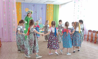 В наш детский сад весна пришла с музыкой, цветами, танцами, улыбкой!.